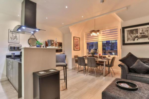 The Hepburn - Top Floor - Luxury for up to 6 guests near Open Air Theatre and North Bay